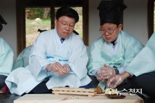 동춘당서 다식 만드는 권선택 대전시장과 유생들