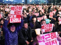 박근혜는 퇴진하라!… 분노한 민심, 촛불시위로 광화문 집결