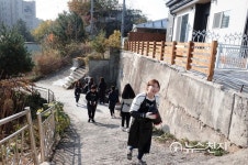 강릉영동대, 이웃에 직접 전달한 따뜻한 연탄 2천장