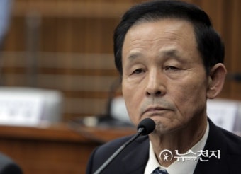 질문에 답하는 김장수 주중대사