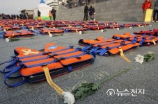 광화문광장에 펼쳐진 세월호 구명조끼 304벌