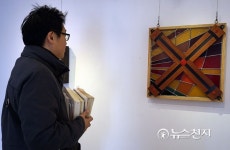 유리와 목재가 만들어낸 십자가