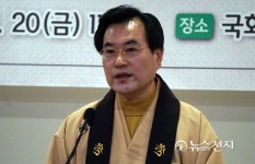 민주당 불자회 신임 회장 취임 축하하는 스님들