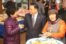 구본영 천안시장, 전통시장 방문해 상인 격려