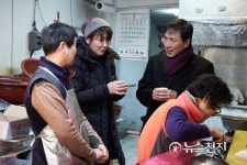 안희정 충남지사 부부, 설맞이 수유중앙시장서 장보기