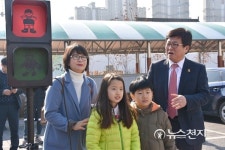 최교진 세종시교육감 신호등 초록불에 손들고 건너요