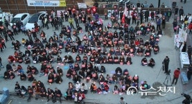 [춘천] 朴 파면에 잔치 분위기 떡·국수 드세요
