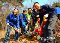 김기현 울산시장, 나무 심으며  활짝