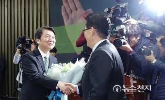 경선 승리 축하 꽃다발 받는 안철수