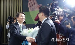 경선 승리 축하 꽃다발 받는 안철수