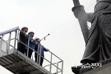 이순신 동상은 지금 목욕재계 중