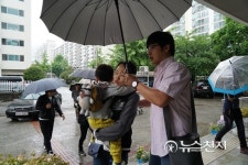 [5.9 대선] 우산 쓰고 투표소로 향하는 시민… 책임감 있는 대통령 원해요