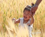 보리와 노는 아이