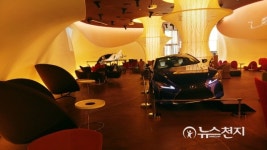 생활·문화 속으로 파고든 자동차… 볼보·렉서스·현대차·테슬라