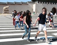 새 횡단보도 이용하는 외국인 관광객