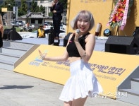 함께 신나게 공연하는 허니츄