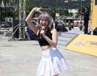 함께 신나게 공연하는 허니츄