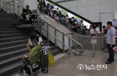 광화문 광장서 장애인 행사 열렸지만… 엘리베이터 없는 광화문역