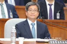 질의 듣는 김명수 대법원장 후보자