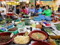 대전 중앙시장, 추석 전 붐비는 채소가게