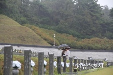 [광주] 추석 연휴, 국립5.18민주묘지 참배하는 시민