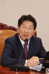 [2017국감] 회의 주재하는 권선동 위원장