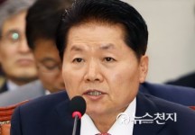 [2017국감] 질의 답하는 김병원 농업협동조합중앙회장