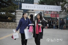 [2018 수능 안양] 고사장 담벼락앞에서 기도문 외우는 어머니