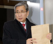 28일로 연기된 朴 재판… 법정 나서는 조원동 전 수석