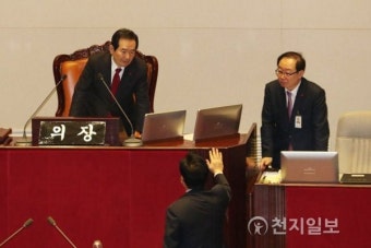 정세균 의장과 대화하는 우원식