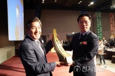 ㈜대호테크 대표 7천만불 수출탑 들고 활짝