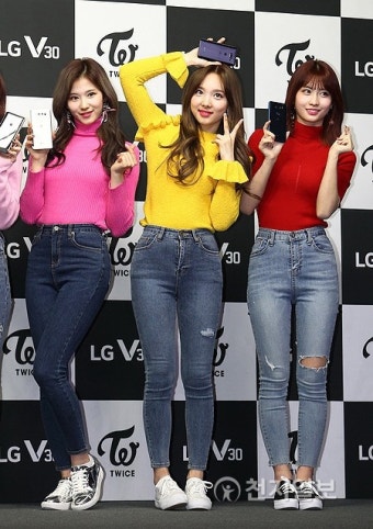[포토] 트와이스 사나·나연·모모 '예쁜 애 옆에 예쁜 애~'