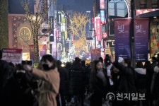 성탄절 앞둔 명동거리서 찰칵