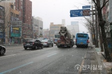 [부산] 펑펑 내린 눈으로 도로 곳곳 통제