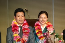 꽃 목걸이 걸고 입장하는 정정복 신임회장