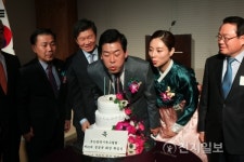 케잌커팅하는 정정복 부산시축구협회 신임회장