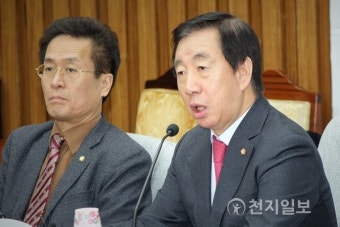 문 대통령 각성 촉구하는 김성태 원내대표
