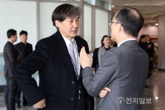 정부업무보고 앞서 얘기 나누는 민정수석·검찰총장