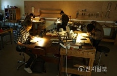 상명대 평생교육원, 수강생 직접 만든 바이올린 전시