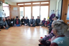 마을회관 찾아 애로사항 청취하는 유근기 곡성군수