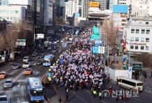 서울 도심 행진하는 '태극기 집회' 참가자