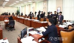 법사위 파행… 민주당 빈자리