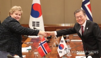 문 대통령, 노르웨이 총리와 정상회담… 
