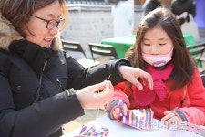 전통 머리핀 만들기 체험 하는 시민들