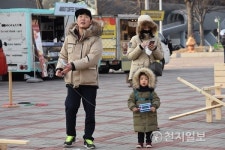 [대전] 설날, 아빠와 함께 연 날리는 아이