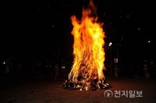 [광주] 정월 대보름 풍암골 당산제…활활 타오른 불꽃