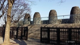 남산 봉수대 위 화창한 하늘