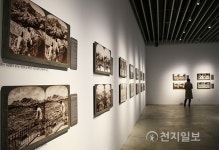 1904년경 서울 모습 담긴 입체사진 보는 관람객