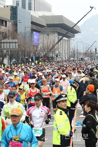 2018 서울국제마라톤, 끊임없이 이어지는 참가자 행렬
