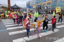 안양동안경찰서, 초등1학년 대상 횡단보도 안전하게 건너기 캠페인 실시
